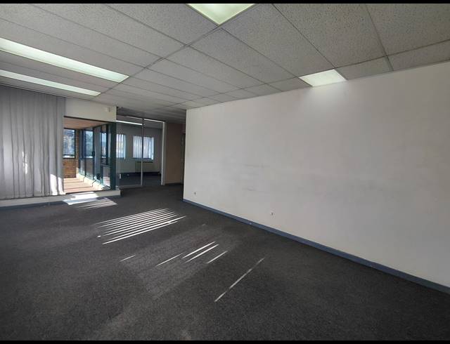 90M² OFFICE TO LET IN BRYANSTON